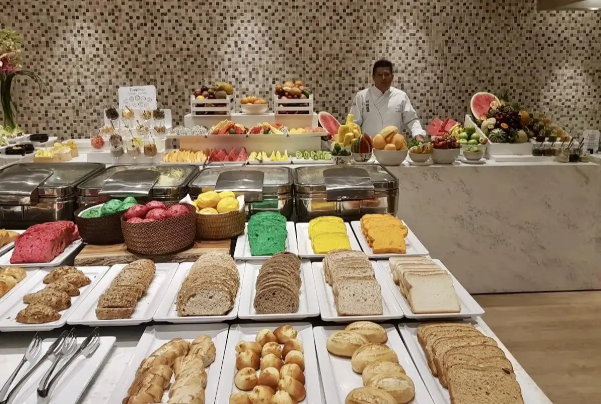Buffet de panadería y frutas para banquete empresarial de Doña Dicha en Bogotá.