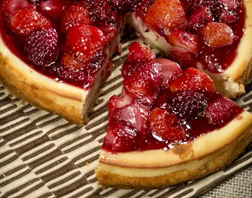 Porción de cheesecake de frutos rojos artesanal de pastelería Doña Dicha en Bogotá.