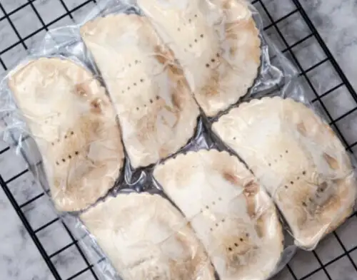 Paquete de empanadas congeladas listas para hornear de la panadería Doña Dicha en Bogotá.