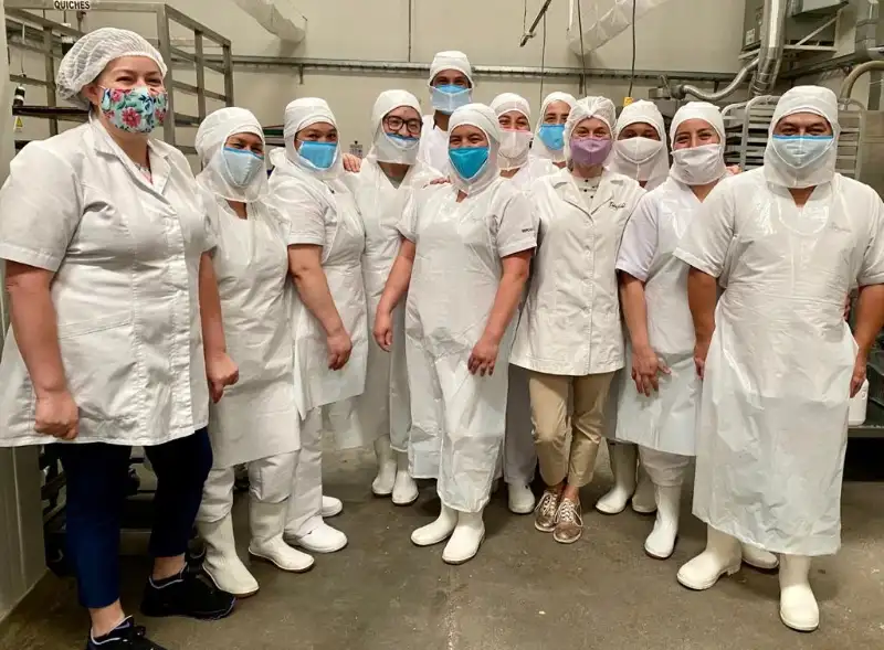 Equipo de trabajo en planta de producción de panadería Doña Dicha en Bogotá.