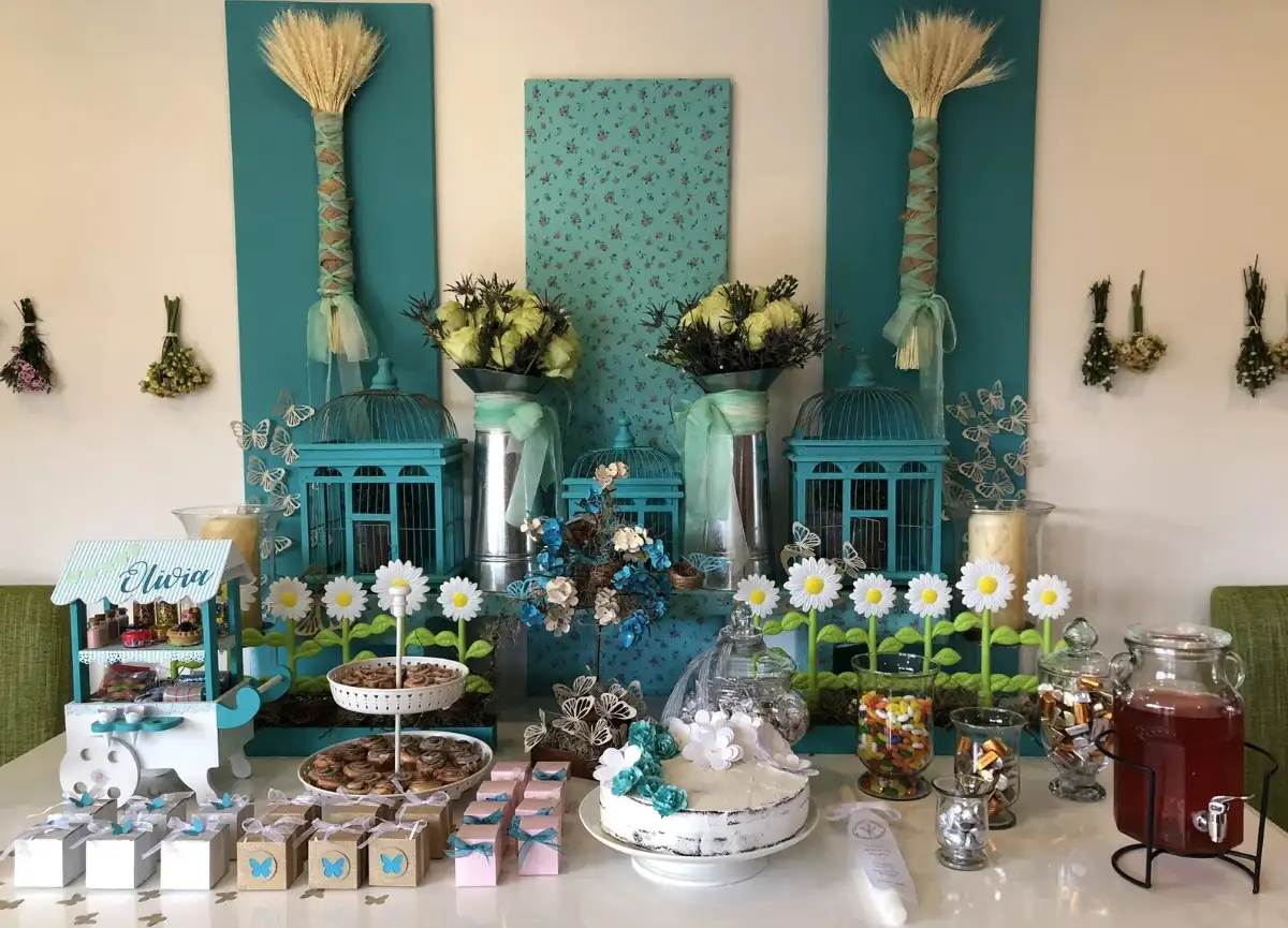 Mesa dulce decorada para primera comunión de la repostería Doña Dicha en Bogotá.