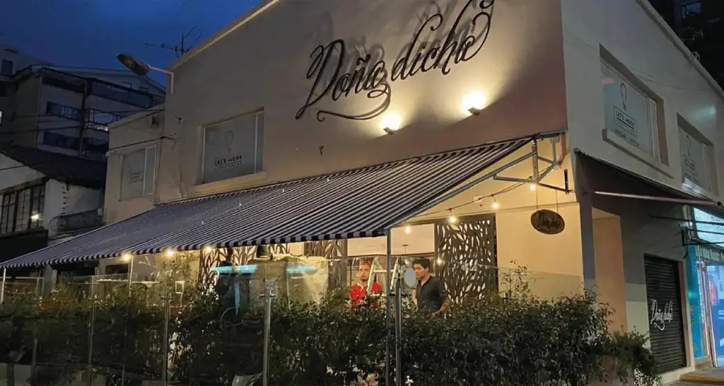 Fachada iluminada de la panadería Doña Dicha en la sede El Nogal, Bogotá.