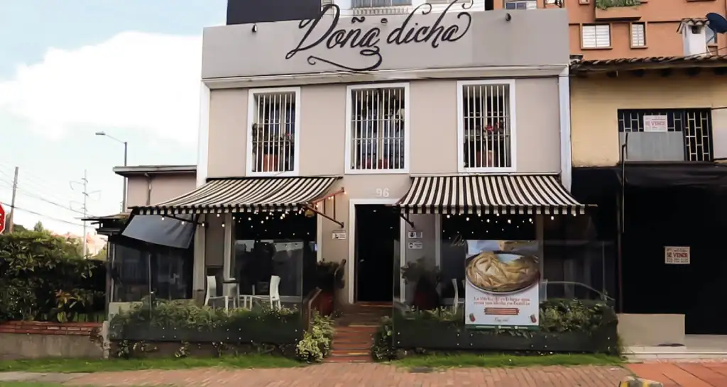 Fachada principal del local de la panadería Doña Dicha en la sede Usaquén, Bogotá.