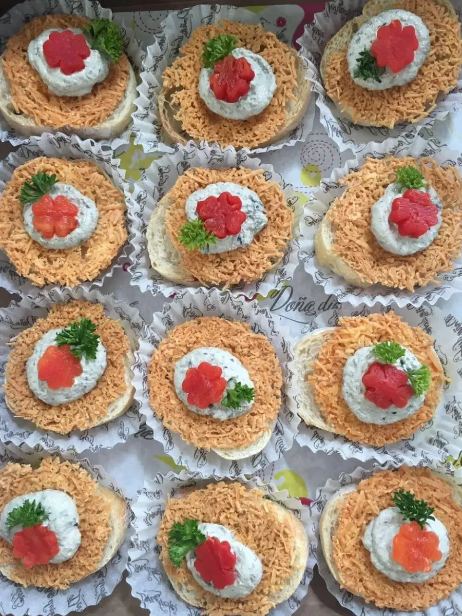 Pasabocas salados de canapés preparados para catering por panadería Doña Dicha en Bogotá.