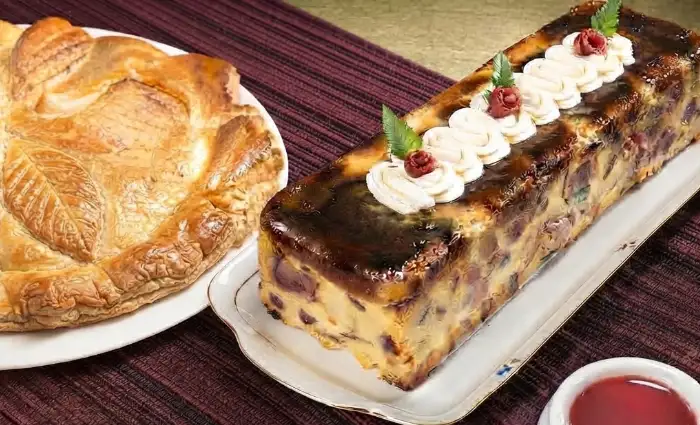 Pastel de pollo en hojaldre artesanal y torta de la panadería Doña Dicha en Bogotá.