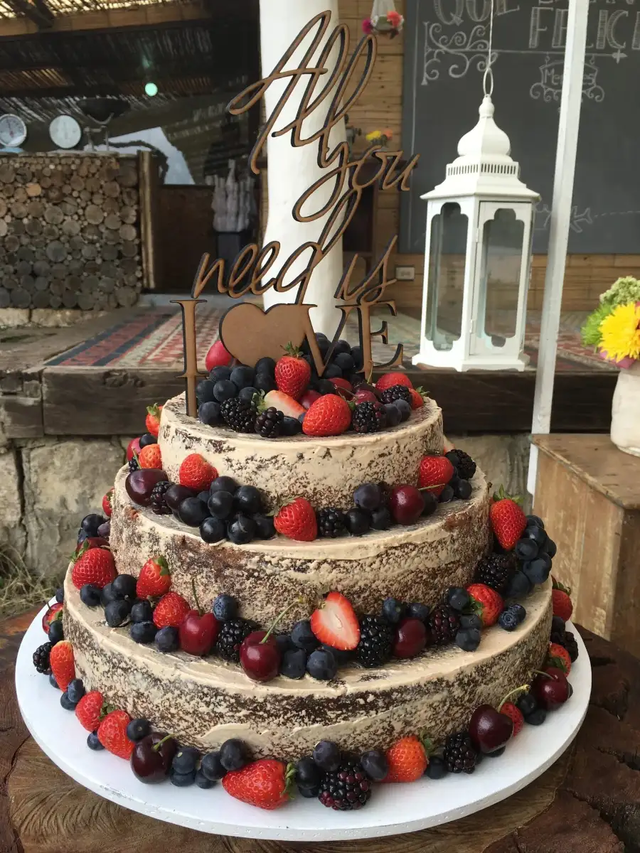 Ponqué de matrimonio de tres pisos con frutos rojos de la pastelería Doña Dicha en Bogotá.
