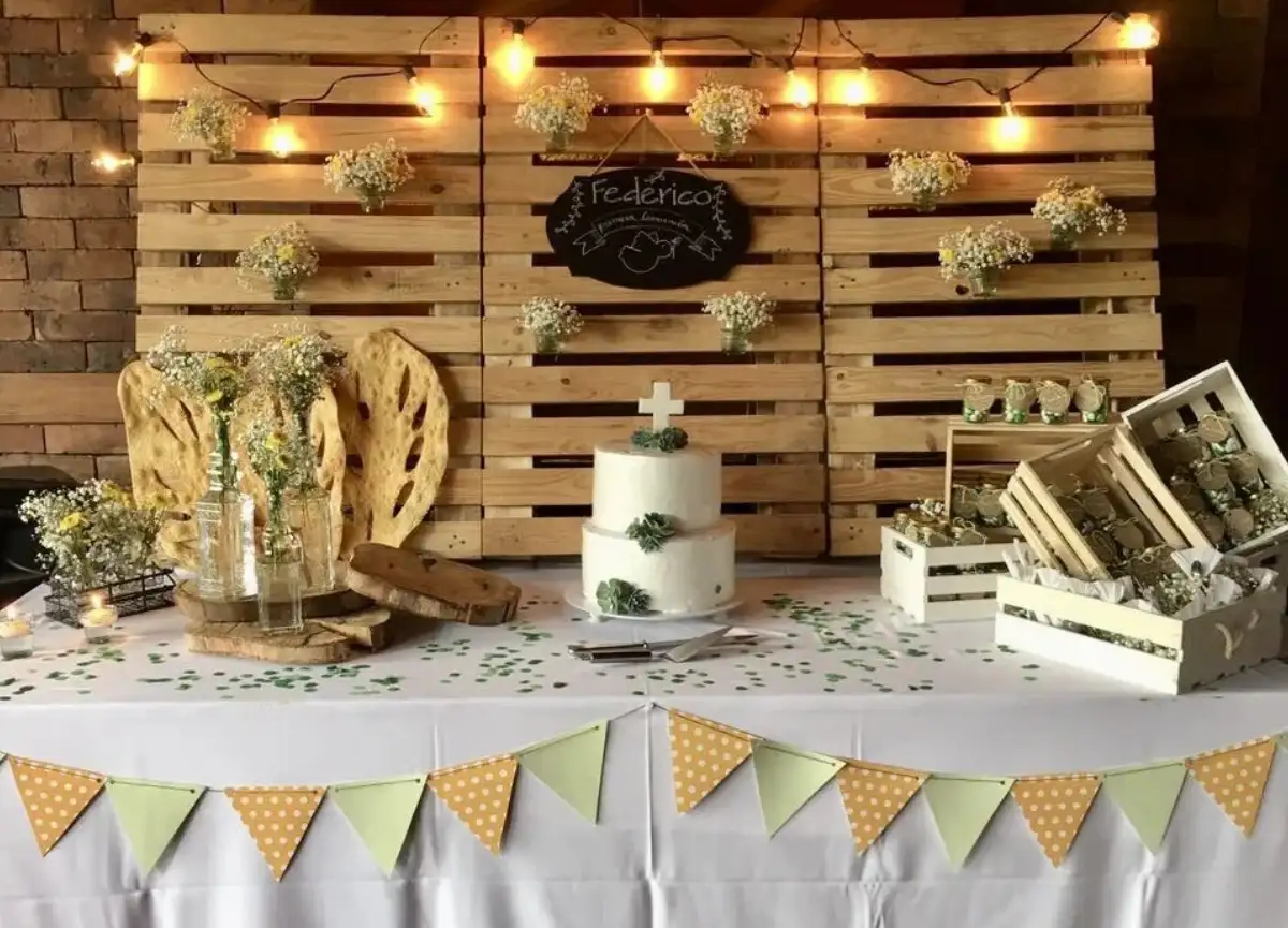 Mesa decorada para eventos primera comunión y celebraciones de la repostería Doña Dicha en Bogotá.