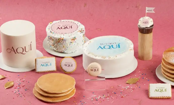 Tortas y galletas personalizadas con logo corporativo de Doña Dicha en Bogotá.