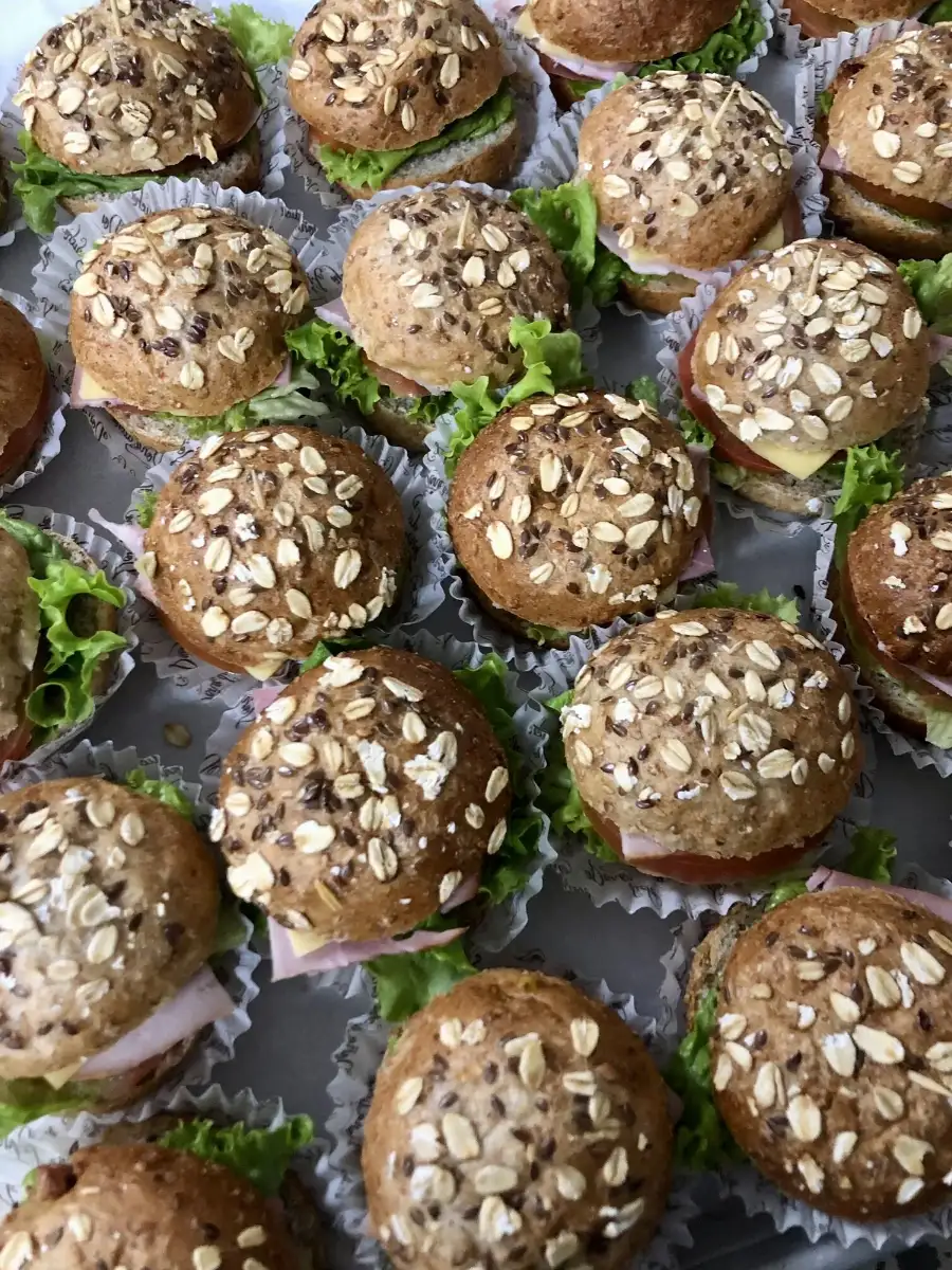 Mini sandwiches de pan artesanal para banquete corporativo de la panadería Doña Dicha en Bogotá.
