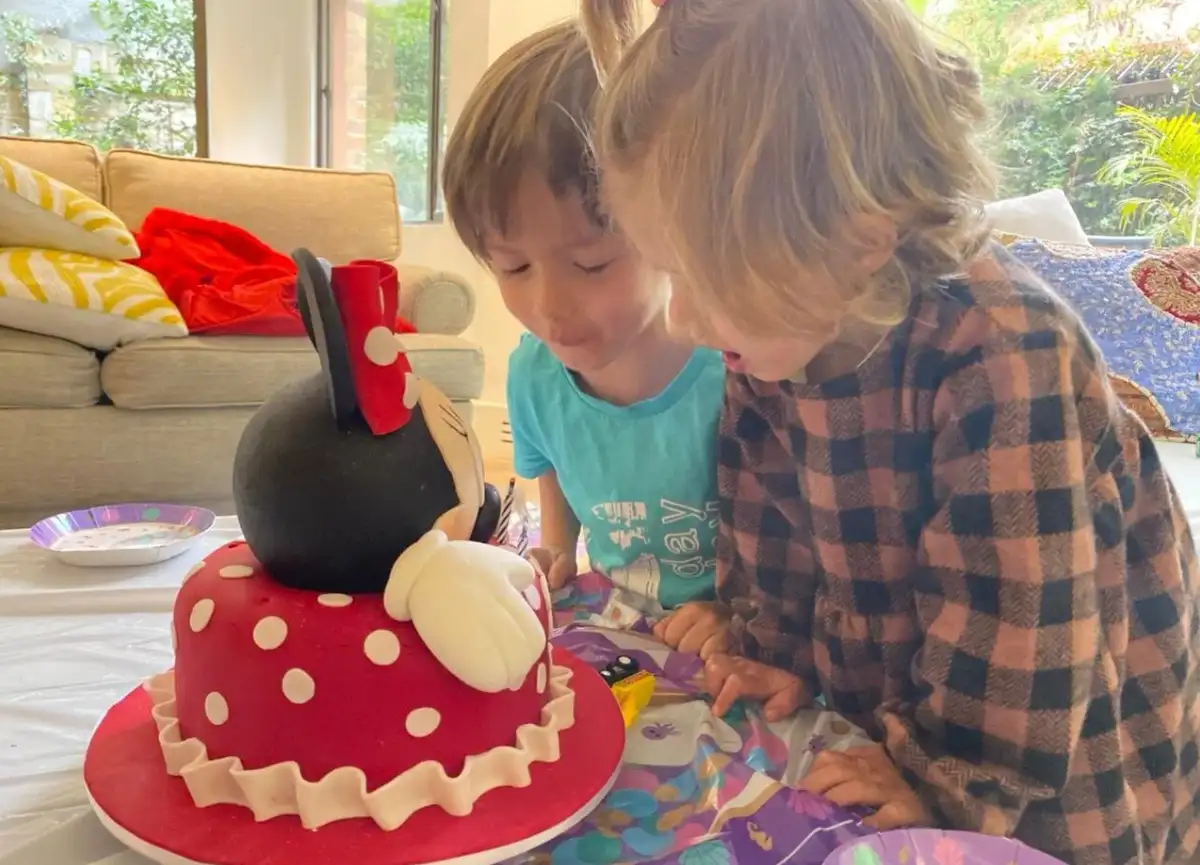 Niños celebrando con torta de cumpleaños temática de la pastelería Doña Dicha en Bogotá.