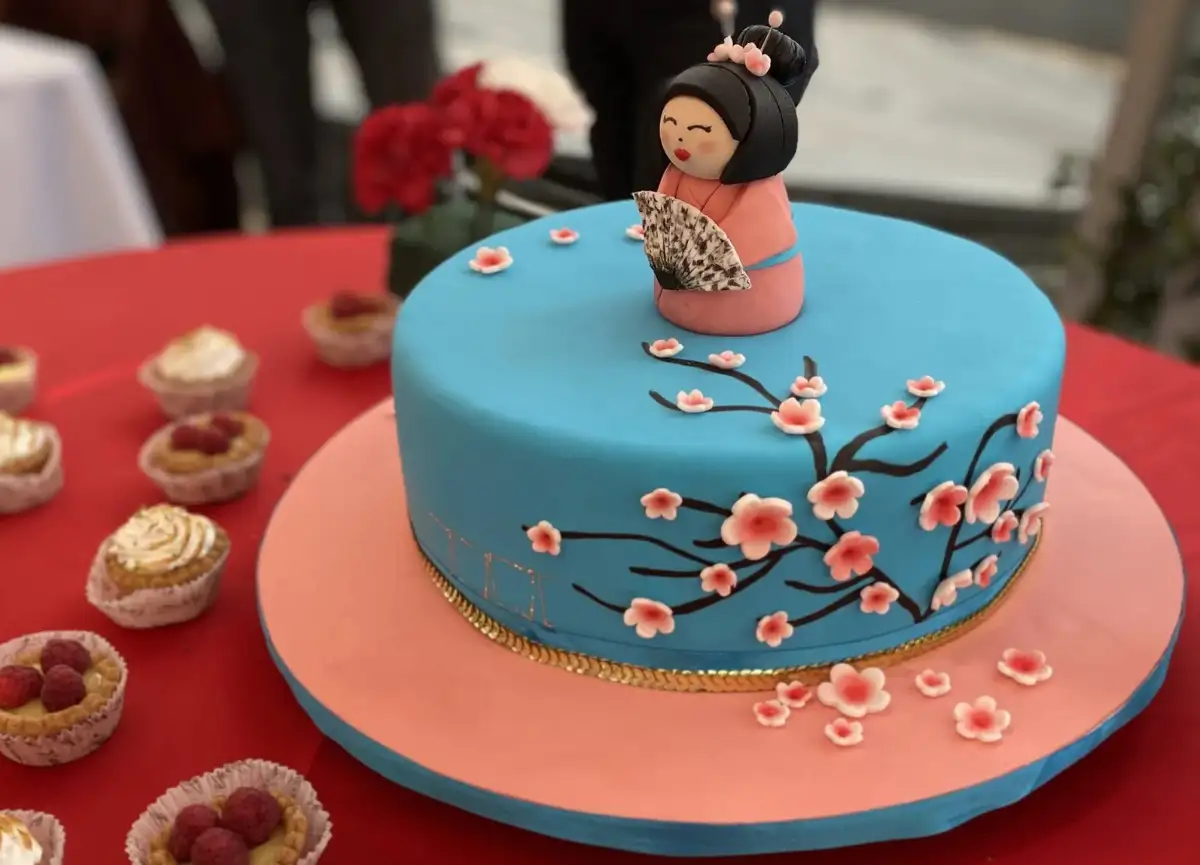 Torta temática japonesa personalizada de la pastelería y repostería Doña Dicha en Bogotá.