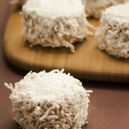 Alfajor artesanal relleno de arequipe y cubierto totalmente con coco rallado y azúcar glas.