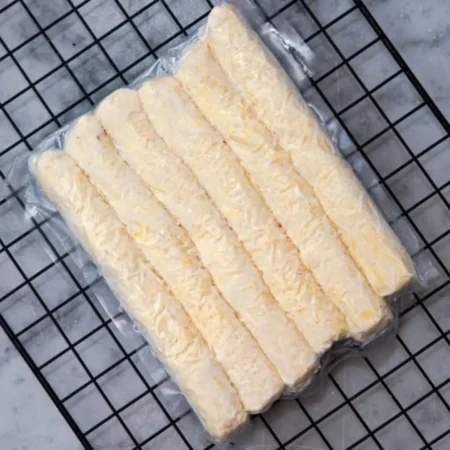 Paquete al vacío con palos de queso paipa congelados listos para hornear.