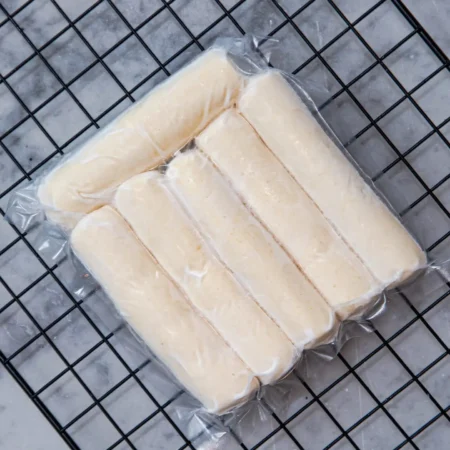 Paquete al vacío con pandeyucas congelados listos para hornear en casa.