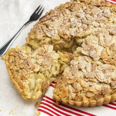 Pie artesanal de manzana almendrado con generosa cubierta de almendras fileteadas tostadas y azúcar glass.